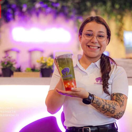 Thai Bubble ofrece refrescantes bebidas tailandesas en el Centro Histórico de San Salvador. ¡Una experiencia única y deliciosa! Foto: Secretaría de Prensa