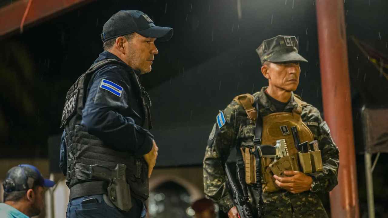 René Merino Monroy (derecha), vicealmirante y ministro de Defensa, lidera la lucha contra el narcotráfico y fortalece la seguridad marítima en El Salvador. Foto: x.com