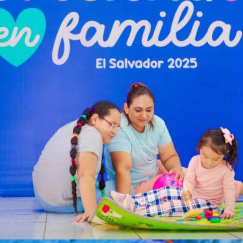 Familias participan en talleres de primera infancia para fortalecer competencias parentales y crear entornos estimulantes para los niños. Foto: Despacho de la Primera Dama.
