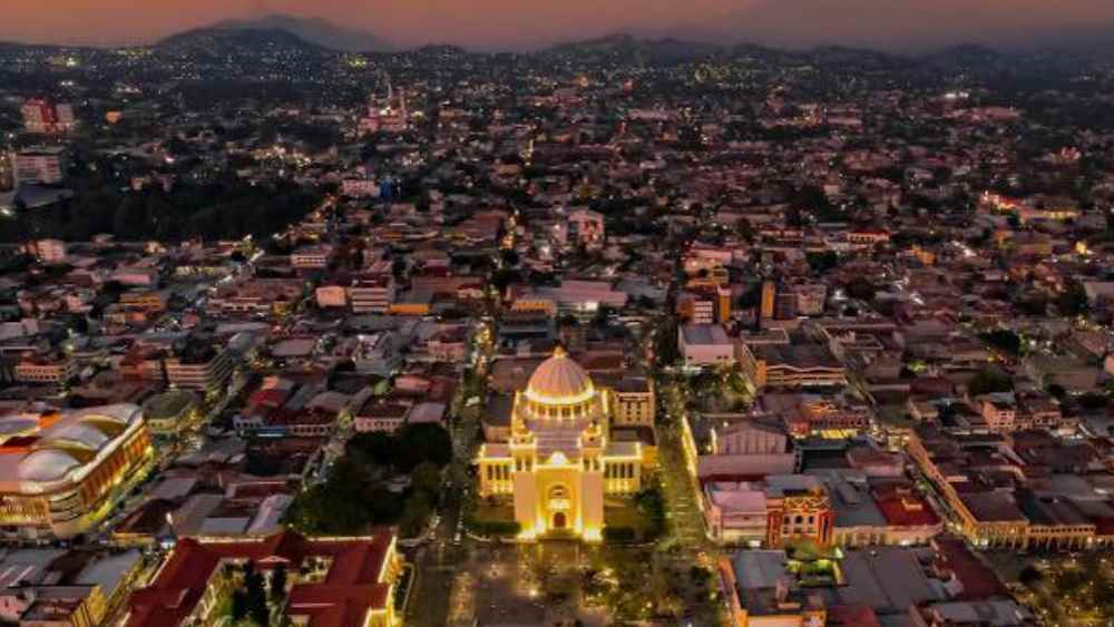El Salvador avanza en su programa económico con respaldo del FMI, logrando desembolsos y mejorando indicadores económicos. Foto: Presidencia de El Salvador