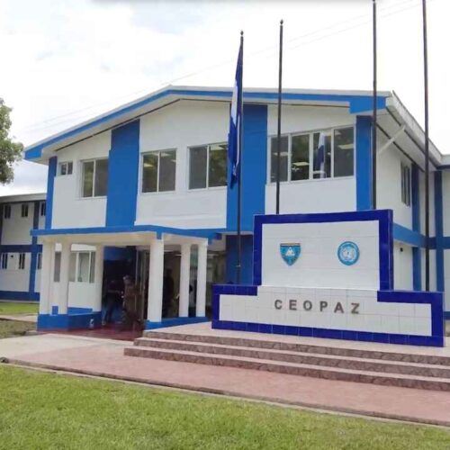Nuevas instalaciones en el CEOPAZ, El Salvador, resultado de una inversión estadounidense para fortalecer la preparación de fuerzas de paz en la región. Imagen: Embajada de EUA en El Salvador.