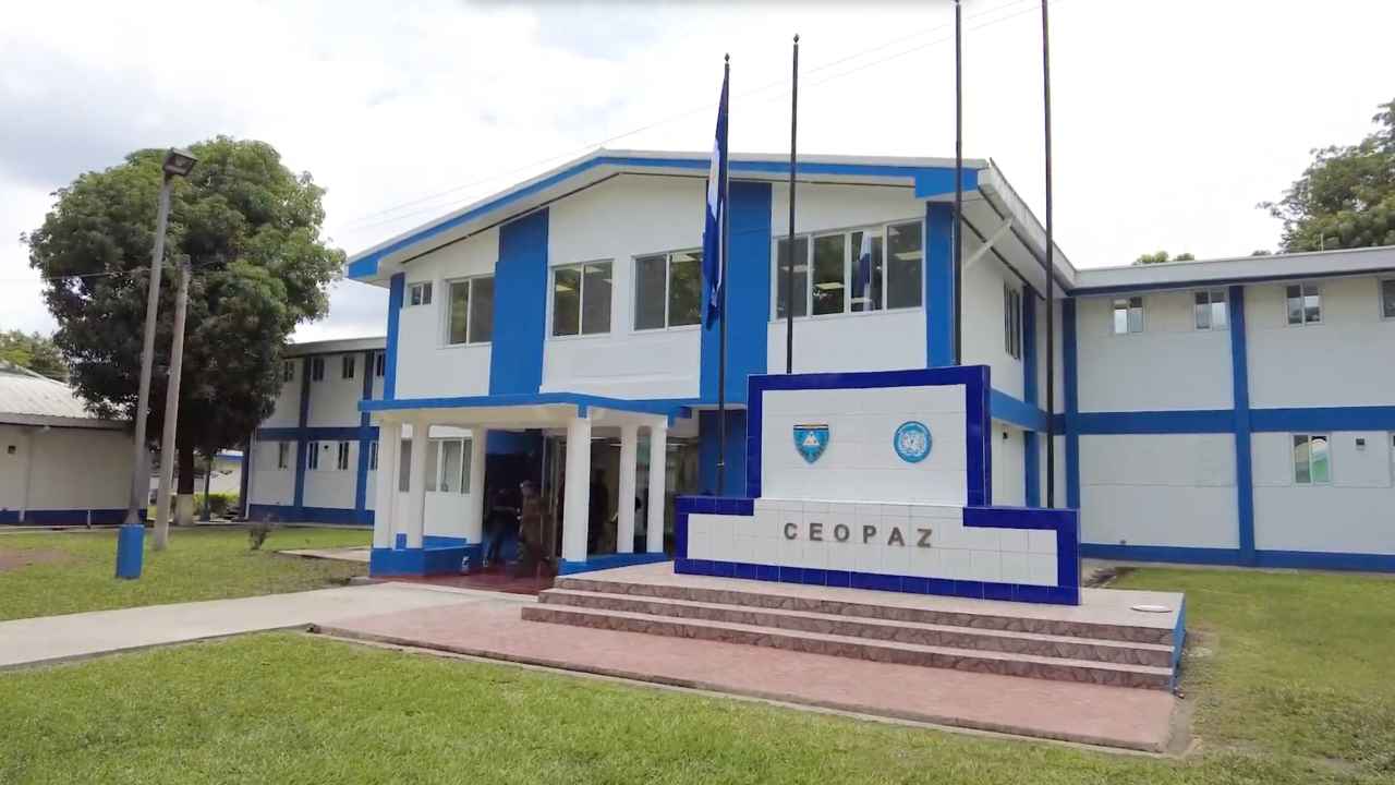 Nuevas instalaciones en el CEOPAZ, El Salvador, resultado de una inversión estadounidense para fortalecer la preparación de fuerzas de paz en la región. Imagen: Embajada de EUA en El Salvador.