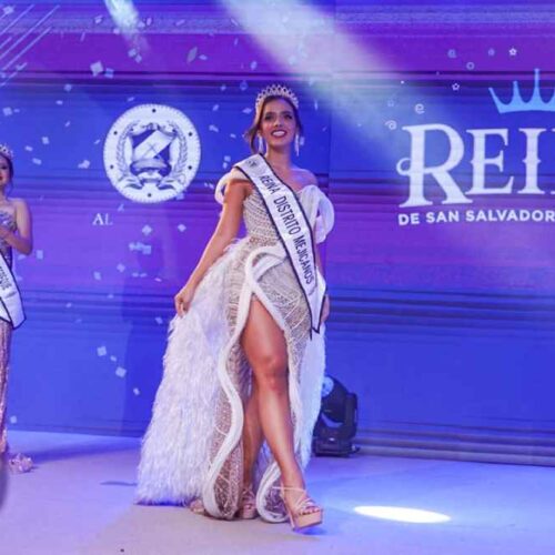 Daysi Galilea Yada, coronada Reina de San Salvador Centro, celebrando una noche que destacó el talento y compromiso de la juventud de su municipio. Foto: AMSS