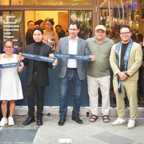 Autoridades y emprendedores celebran la inauguración de Café del Centro en el corazón histórico de San Salvador, un espacio dedicado al café de especialidad. Foto: Fralex