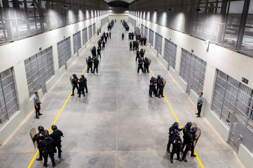 El CECOT, la prisión de máxima seguridad en El Salvador, simboliza la lucha contra las pandillas con su diseño inexpugnable y régimen de confinamiento total. Foto: Casa Presidencial, archivo