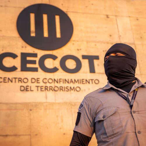 El CECOT, la prisión de máxima seguridad en El Salvador, simboliza la lucha contra las pandillas con su diseño inexpugnable y régimen de confinamiento total. Foto: Casa Presidencial, archivo