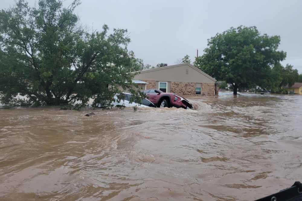 Equipos de rescate trabajan en las zonas inundadas de Texas, donde al menos 119 personas han perdido la vida y 170 están desaparecidas. Foto: Fort Worth Fire Department