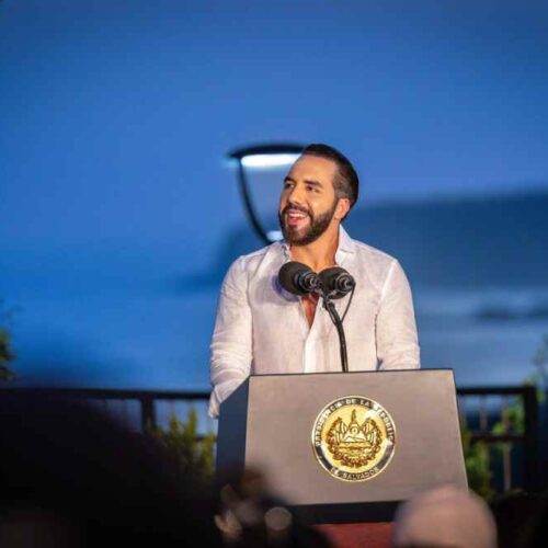 El presidente Nayib Bukele responde con una carcajada a la amenaza de sanciones de EE.UU. por la estrategia de adopción de Bitcoin en El Salvador. Foto: Casa Presidencial