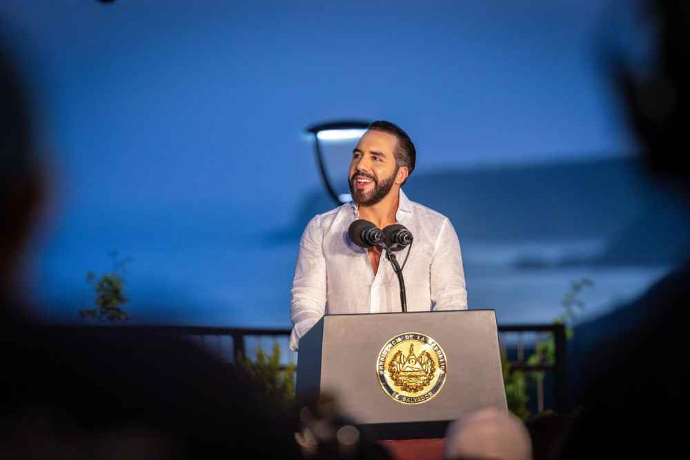 El presidente Nayib Bukele responde con una carcajada a la amenaza de sanciones de EE.UU. por la estrategia de adopción de Bitcoin en El Salvador. Foto: Casa Presidencial