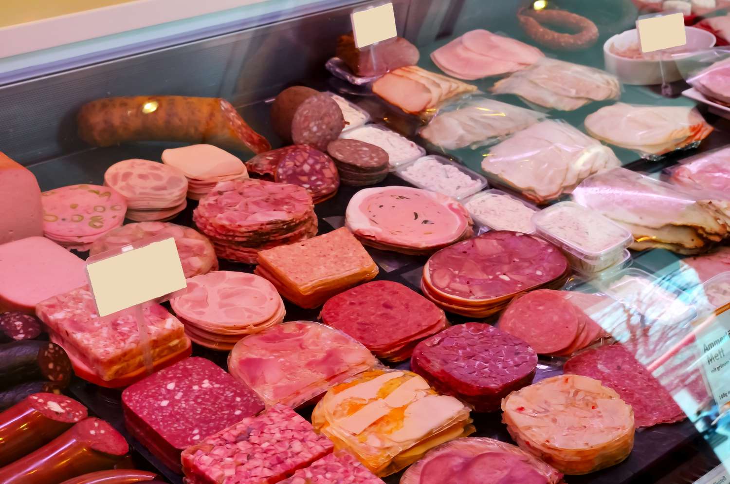 Una variedad de carnes rojas y procesadas en una mesa, destacando la importancia de un consumo moderado. Foto: autor anónimo / Verywell Health (royalty‑free)