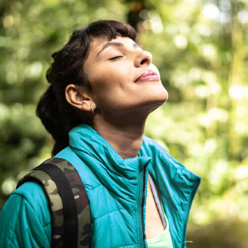 Persona disfrutando de actividades al aire libre que promueven el bienestar emocional, destacando la importancia de cuidar la salud mental. Foto: FG Trade / Getty Images