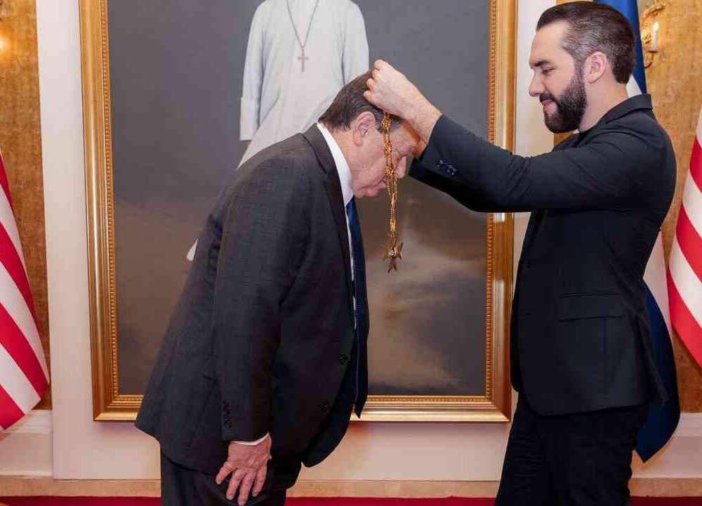 El presidente Nayib Bukele en la ceremonia de condecoración al embajador de Estados Unidos, William Duncan, al concluir su misión diplomática. Foto: Casa Presidencial
