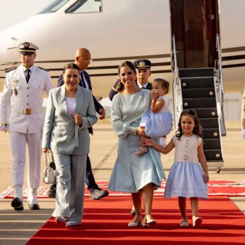 La Primera Dama Gabriela de Bukele es recibida por la Princesa Lalla Asmaa en Marruecos, iniciando su visita oficial. Foto: Casa Presidencial