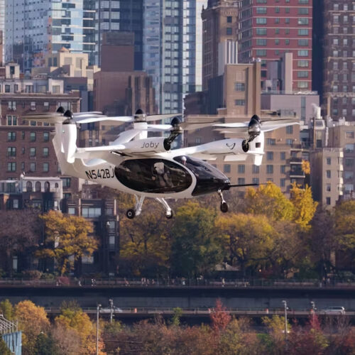 Taxis voladores en operación, mostrando su capacidad de despegue y aterrizaje vertical en una ciudad moderna. Foto: Joby Aviation / jobyaviation.com