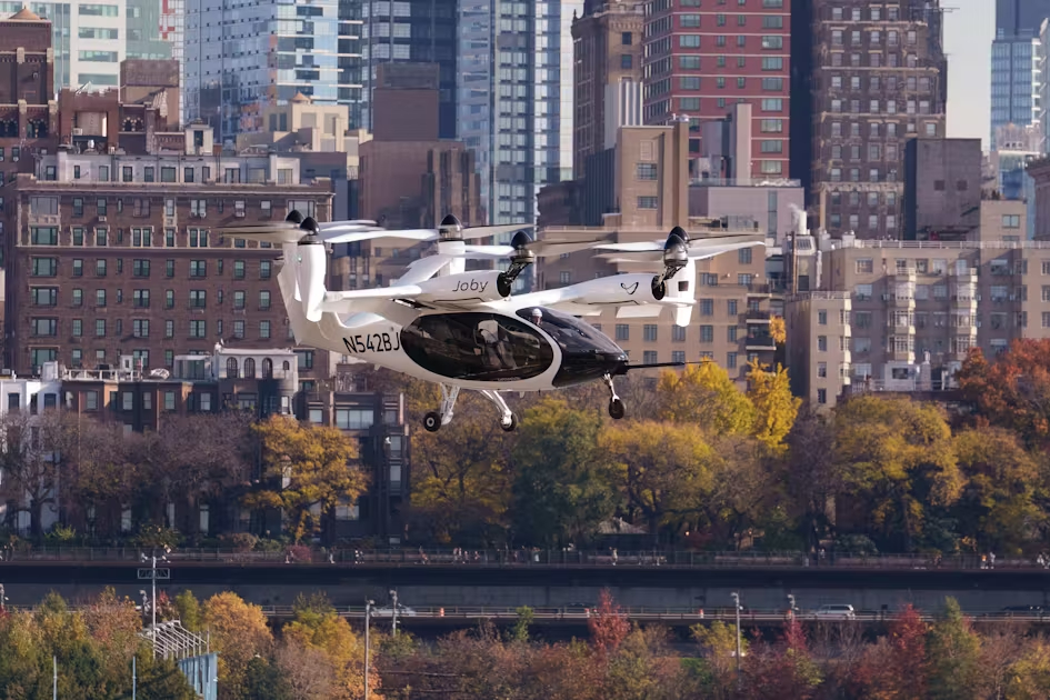 Taxis voladores en operación, mostrando su capacidad de despegue y aterrizaje vertical en una ciudad moderna. Foto: Joby Aviation / jobyaviation.com