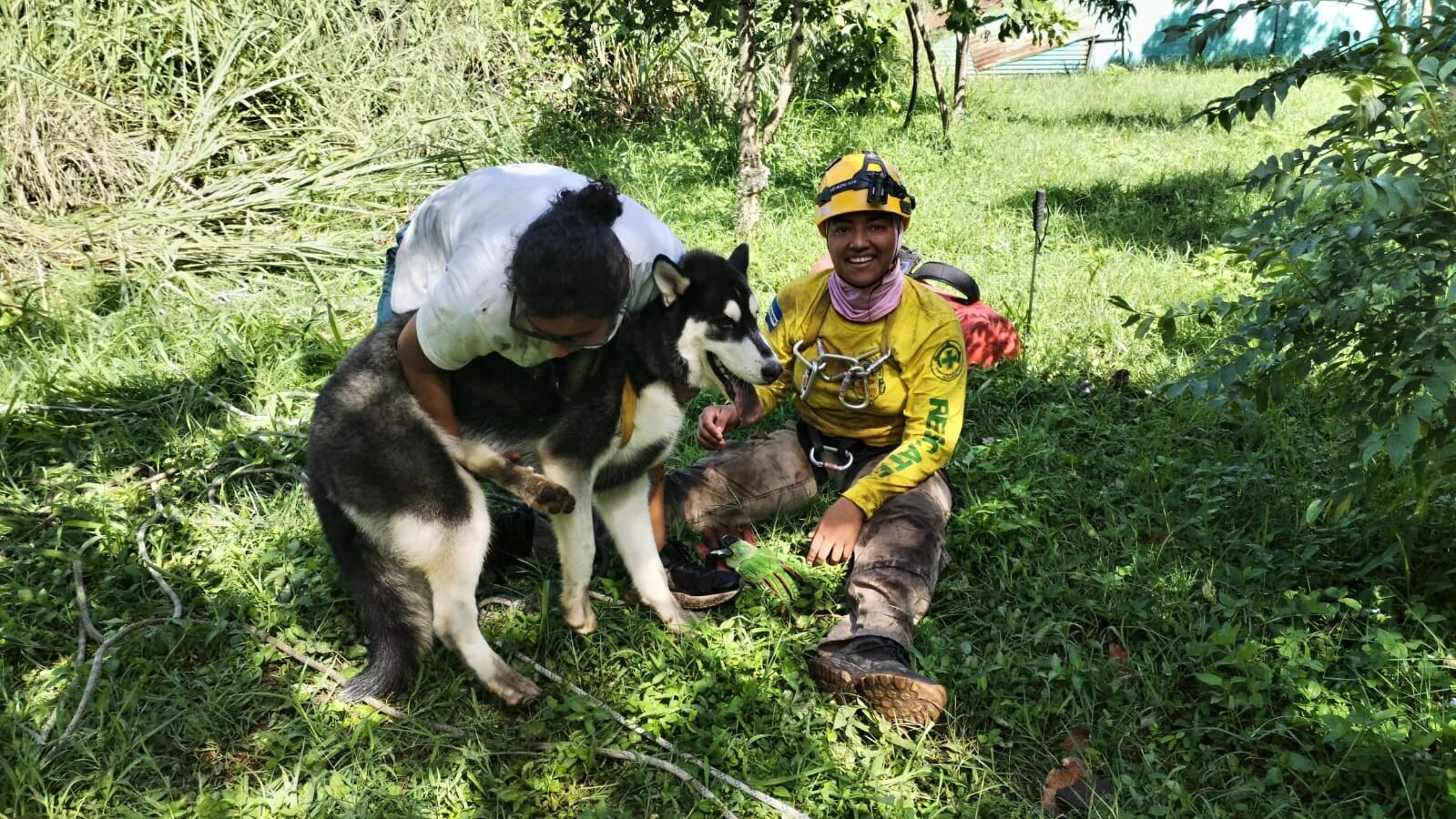Royer, el perro husky rescatado, junto a su dueña Verónica Sánchez y el equipo de rescate. Foto: Equipo de Rescate Local