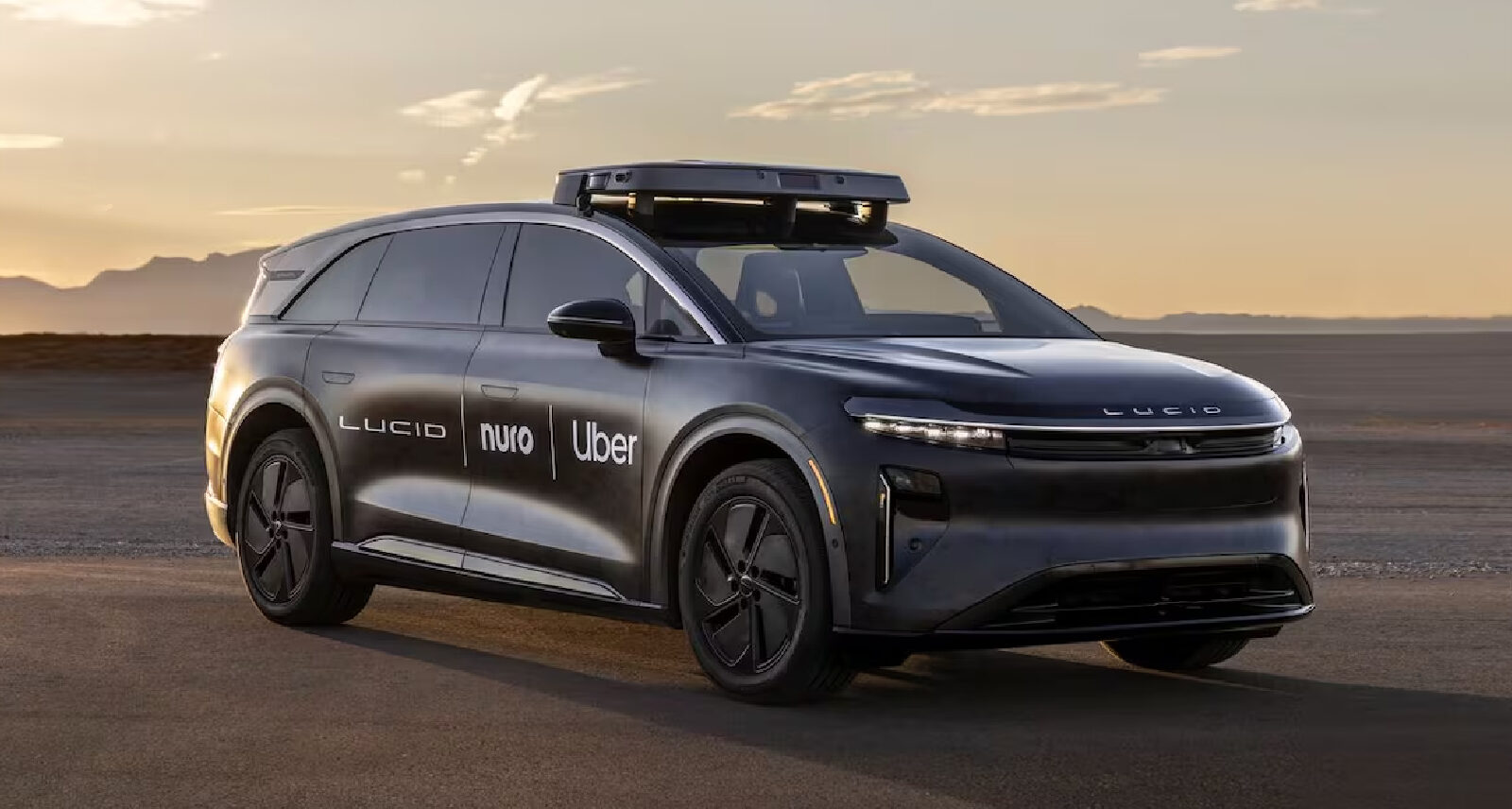Un prototipo del SUV Lucid Gravity, el modelo de robotaxi que Uber planea lanzar en 2026, en pruebas en una ciudad. Foto: Lucid Group / cortesía de Automotive Dive.