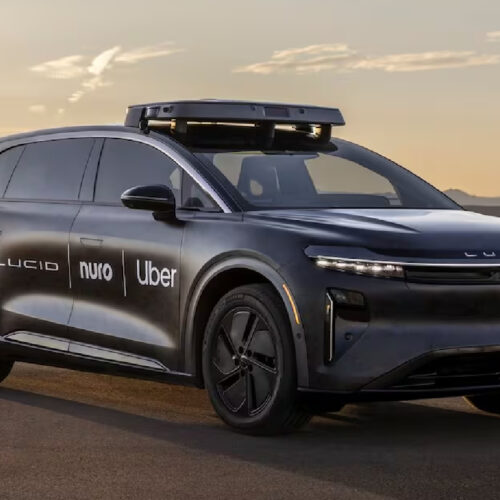 Un prototipo del SUV Lucid Gravity, el modelo de robotaxi que Uber planea lanzar en 2026, en pruebas en una ciudad. Foto: Lucid Group / cortesía de Automotive Dive.