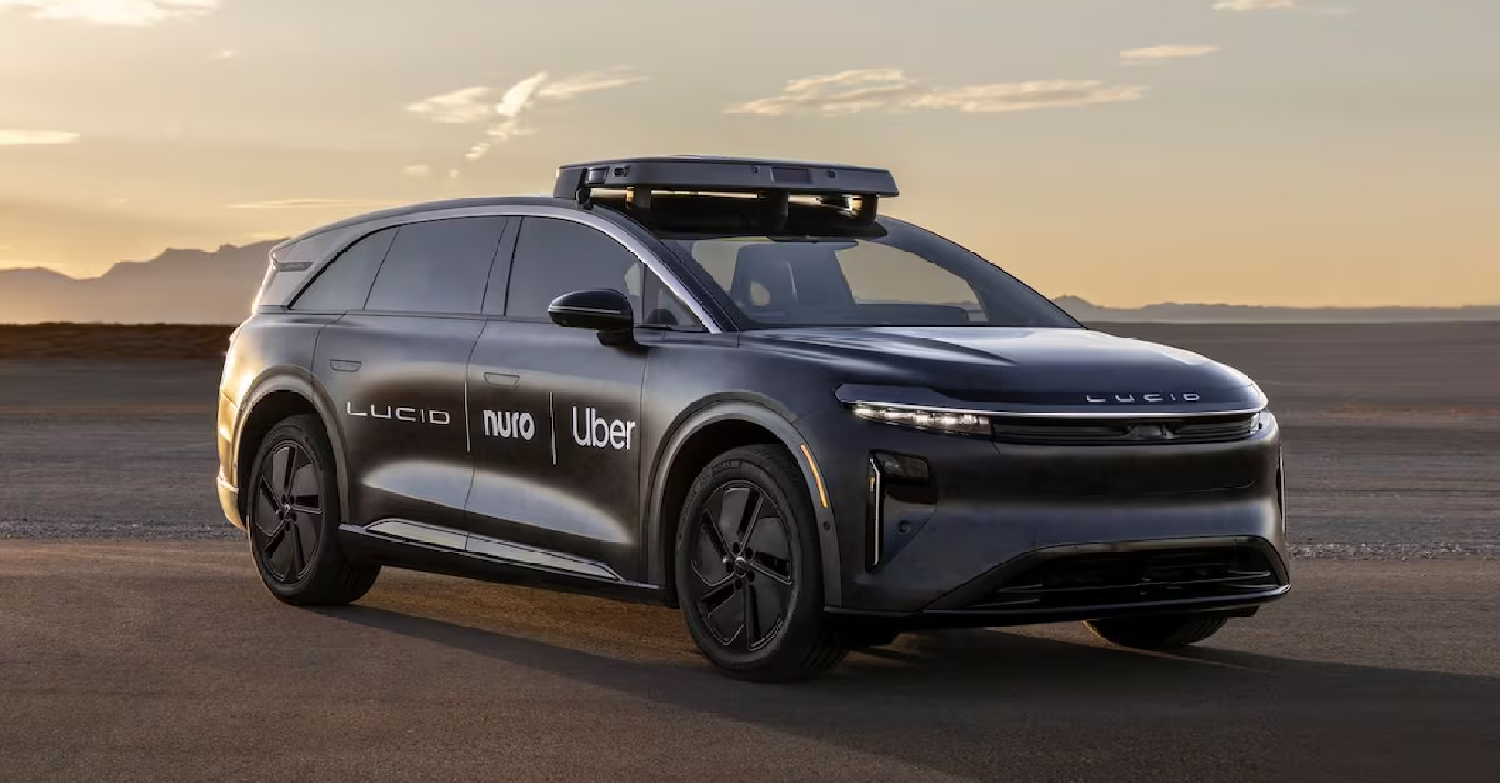 Un prototipo del SUV Lucid Gravity, el modelo de robotaxi que Uber planea lanzar en 2026, en pruebas en una ciudad. Foto: Lucid Group / cortesía de Automotive Dive.