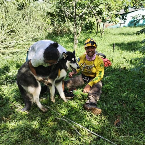 Royer, el perro husky rescatado, junto a su dueña Verónica Sánchez y el equipo de rescate. Foto: Equipo de Rescate Local