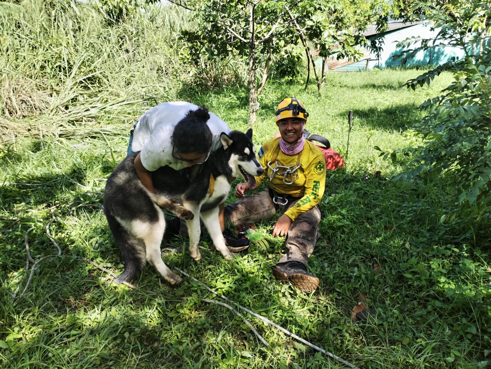 Royer, el perro husky rescatado, junto a su dueña Verónica Sánchez y el equipo de rescate. Foto: Equipo de Rescate Local