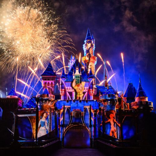Vista del castillo de Disneyland decorado para el 70º aniversario, con fuegos artificiales iluminando el cielo nocturno. Foto: Disneyland Resort / Disney Parks Blog