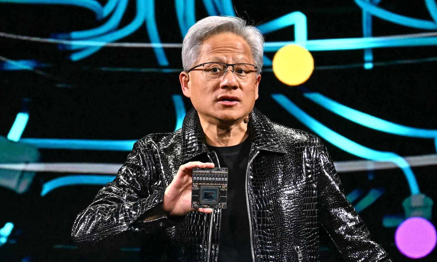 Jensen Huang, CEO de Nvidia, en una conferencia discutiendo estrategias para el uso efectivo de la inteligencia artificial. Foto: Patrick T. Fallon / AFP via Getty