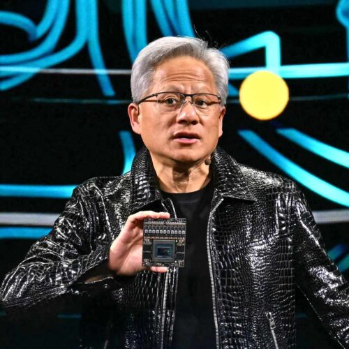 Jensen Huang, CEO de Nvidia, en una conferencia discutiendo estrategias para el uso efectivo de la inteligencia artificial. Foto: Patrick T. Fallon / AFP via Getty