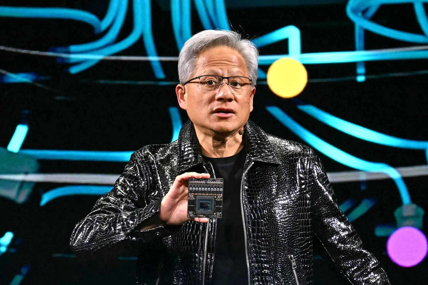 Jensen Huang, CEO de Nvidia, en una conferencia discutiendo estrategias para el uso efectivo de la inteligencia artificial. Foto: Patrick T. Fallon / AFP via Getty