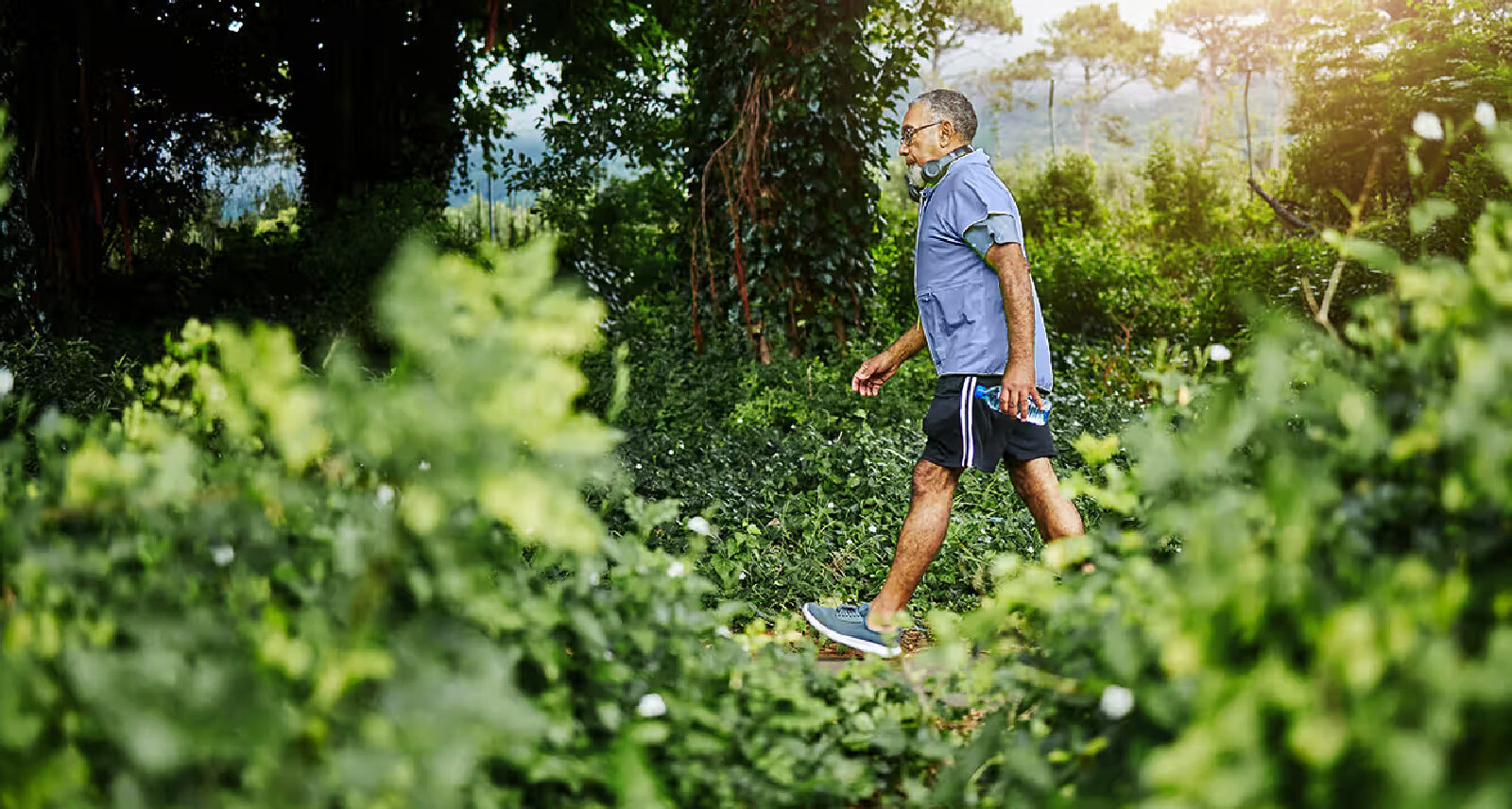 Persona practicando la caminata japonesa en un parque, alternando entre ritmos rápidos y lentos. Foto: Jacob Wackerhausen / Getty Images via Healthline