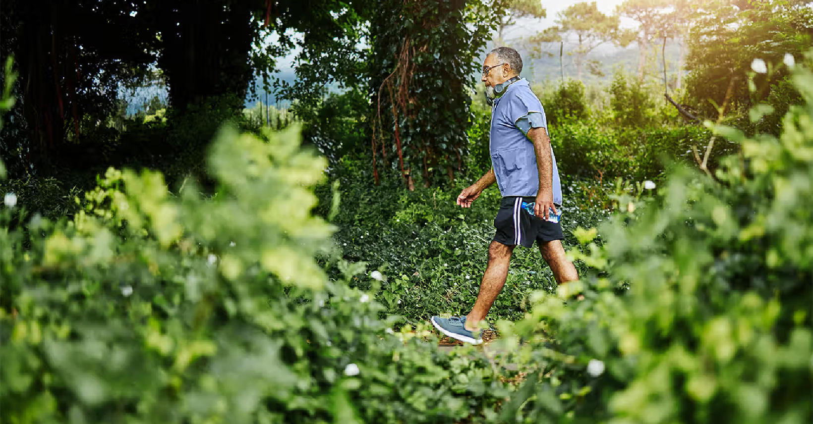 Persona practicando la caminata japonesa en un parque, alternando entre ritmos rápidos y lentos. Foto: Jacob Wackerhausen / Getty Images via Healthline