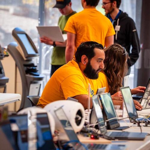 Personas participando en un taller de ciberseguridad, aprendiendo a utilizar la tecnología de manera segura. Foto: Embry‑Riddle Aeronautical University