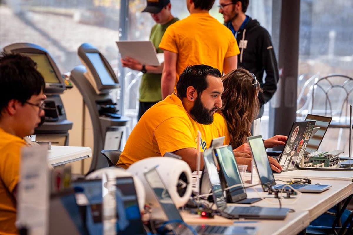 Personas participando en un taller de ciberseguridad, aprendiendo a utilizar la tecnología de manera segura. Foto: Embry‑Riddle Aeronautical University