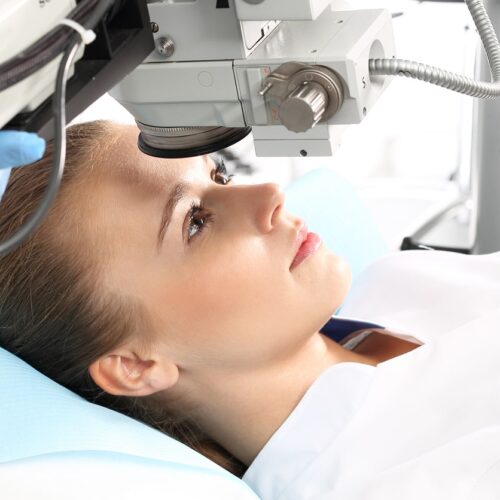 Un oftalmólogo examinando los ojos de un paciente, destacando el uso de lentes intraoculares avanzadas para el tratamiento de cataratas. Foto: Florida Eye Clinic / cortesía editorial — uso permitido con atribución.