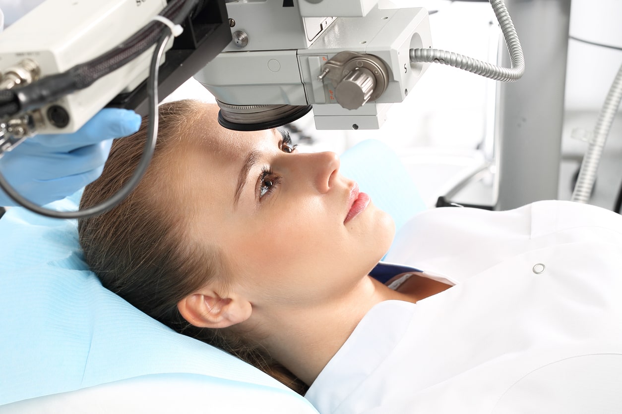Un oftalmólogo examinando los ojos de un paciente, destacando el uso de lentes intraoculares avanzadas para el tratamiento de cataratas. Foto: Florida Eye Clinic / cortesía editorial — uso permitido con atribución.