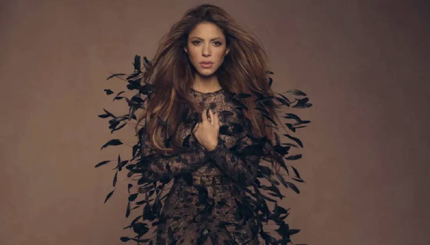 Shakira irradia fuerza y verdad en blanco y negro, reflejo de su reciente producción discográfica y la visión clara de su reinvención. Foto: Fernando Claro Couture.