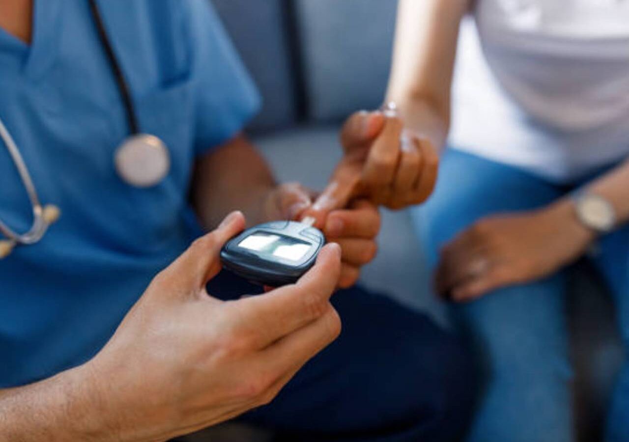 Médico revisando niveles de glucosa con un paciente con diabetes tipo 2. Foto: gettyimages