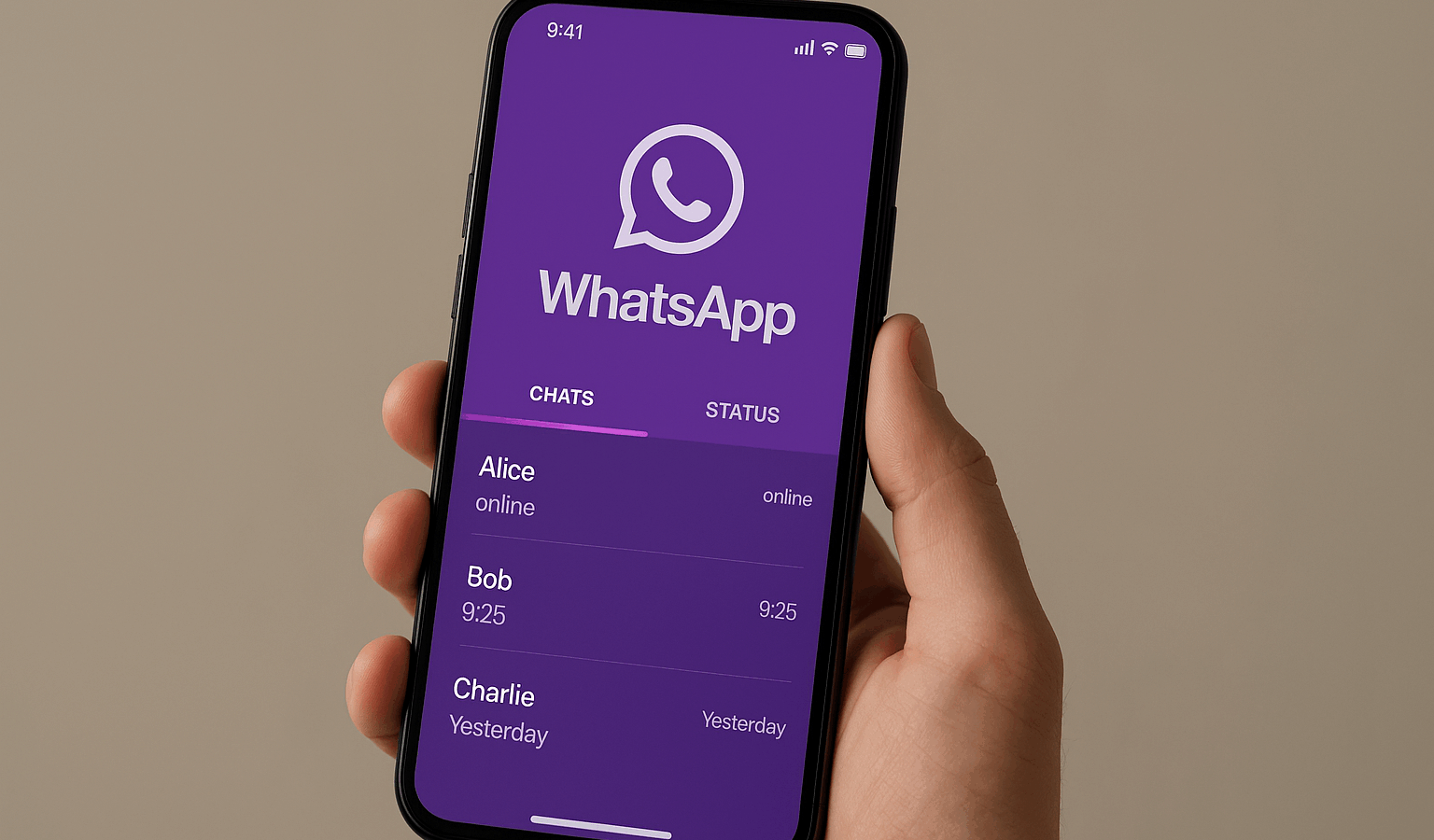 Teléfono móvil mostrando la aplicación de WhatsApp con un tema violeta aplicado. Foto: Cortesía.