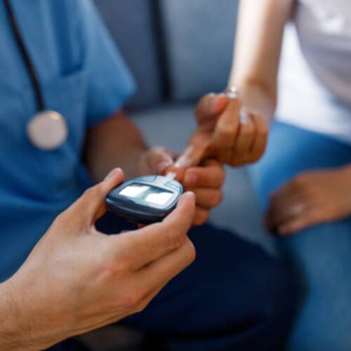 Médico revisando niveles de glucosa con un paciente con diabetes tipo 2. Foto: gettyimages