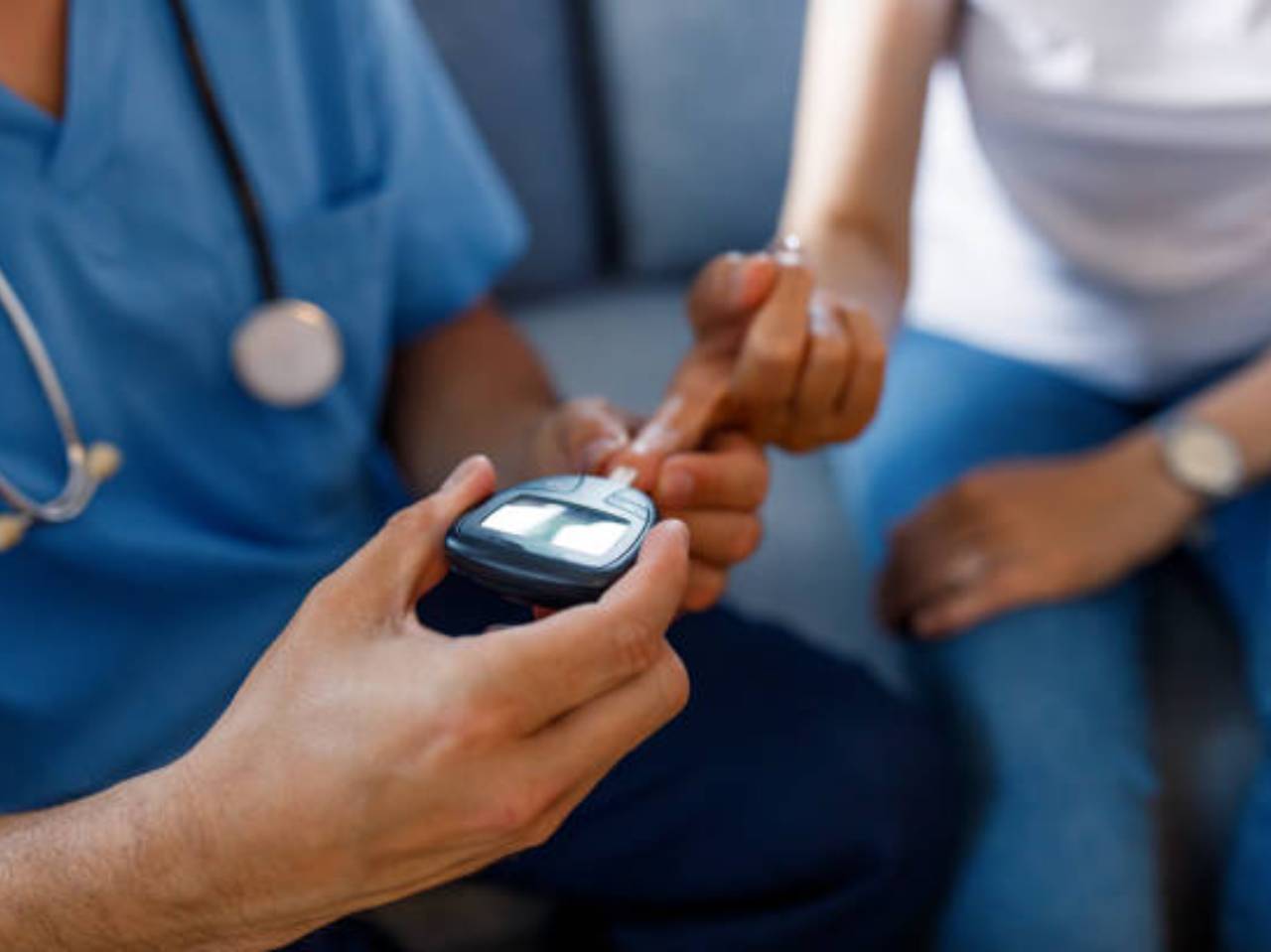 Médico revisando niveles de glucosa con un paciente con diabetes tipo 2. Foto: gettyimages