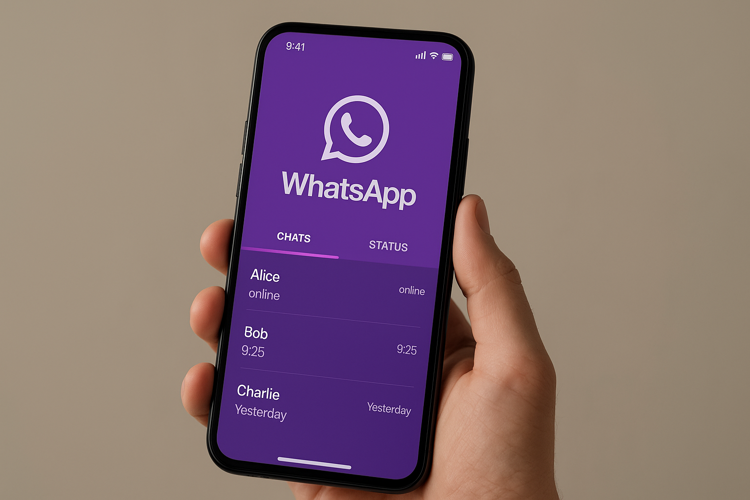 Teléfono móvil mostrando la aplicación de WhatsApp con un tema violeta aplicado. Foto: Cortesía.