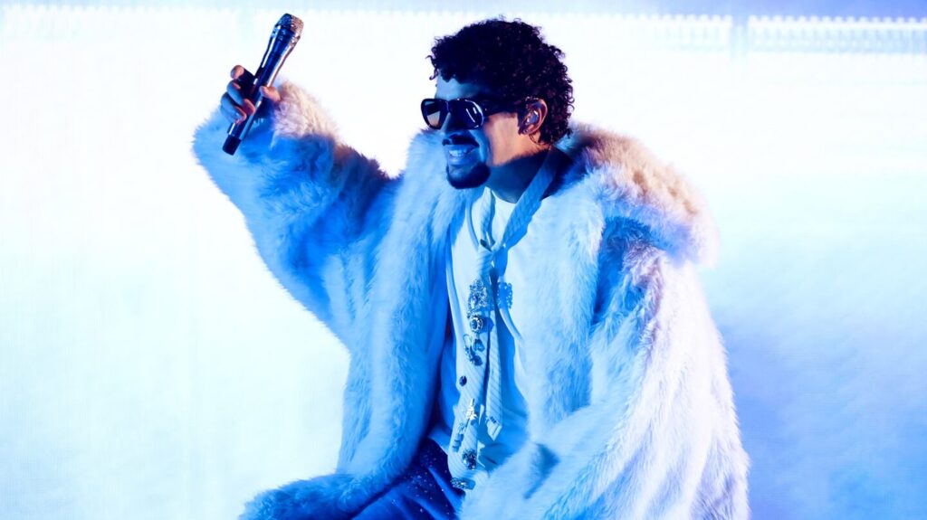 Bad Bunny durante una presentación en vivo con su estilo característico, parte de su residencia musical. (Foto: Kevin Winter/Getty Images for iHeartRadio)