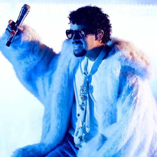 Bad Bunny durante una presentación en vivo con su estilo característico, parte de su residencia musical. (Foto: Kevin Winter/Getty Images for iHeartRadio)