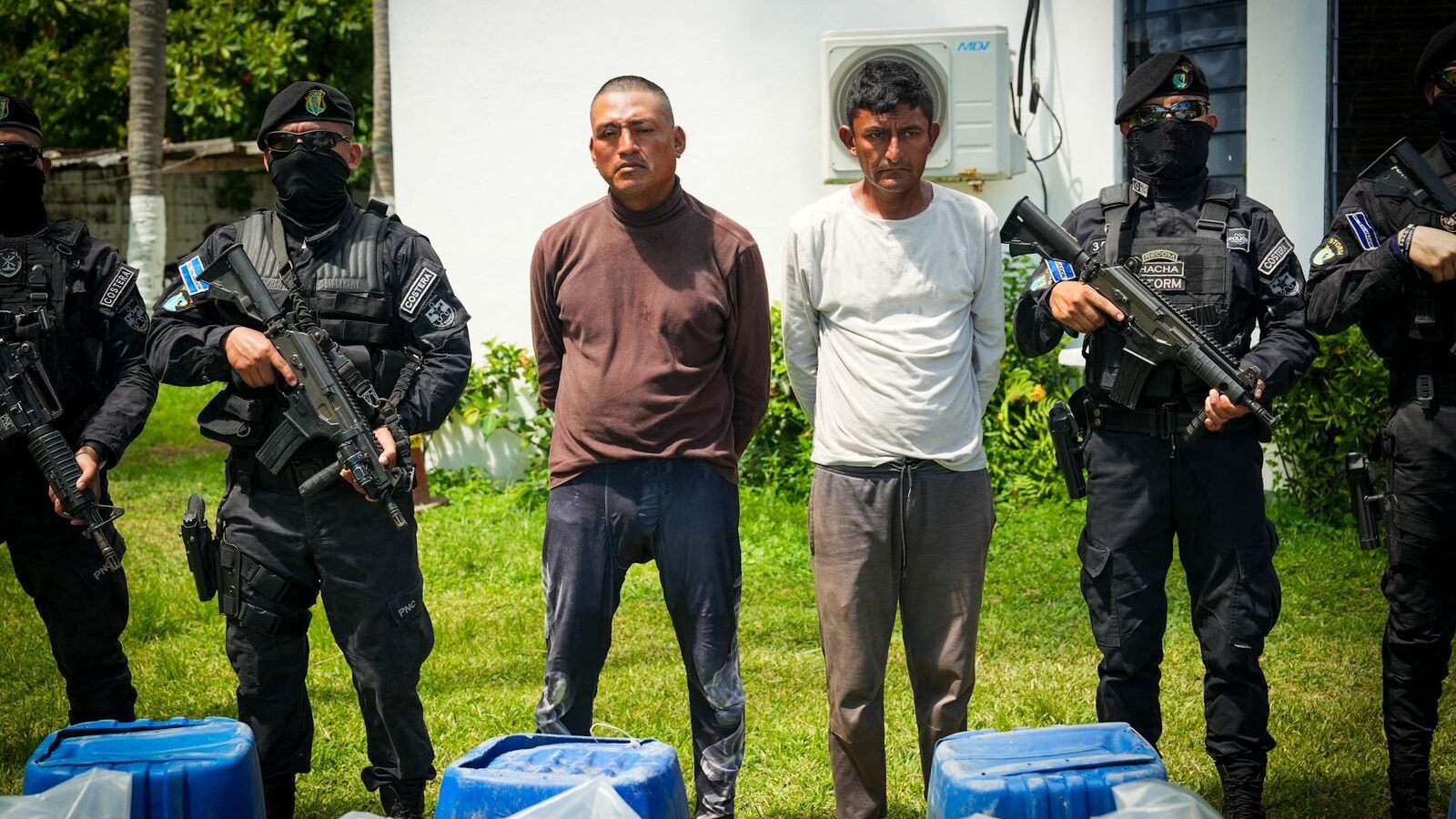 Agentes de la Policía Nacional Civil de El Salvador custodiando a los detenidos durante la operación antinarcóticos. Foto: PNCSV.