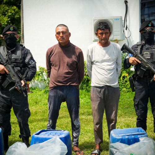 Agentes de la Policía Nacional Civil de El Salvador custodiando a los detenidos durante la operación antinarcóticos. Foto: PNCSV.