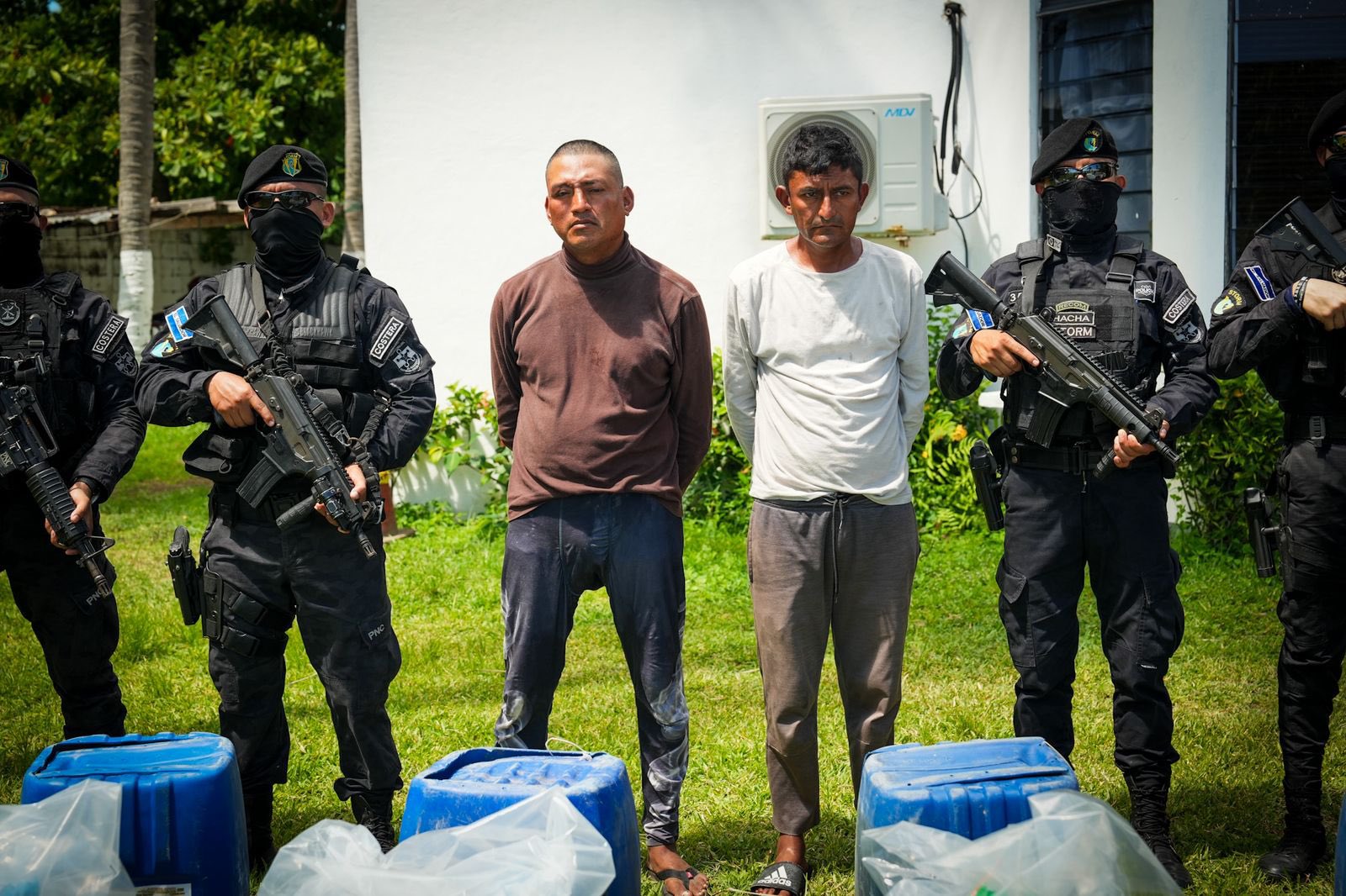 Agentes de la Policía Nacional Civil de El Salvador custodiando a los detenidos durante la operación antinarcóticos. Foto: PNCSV.