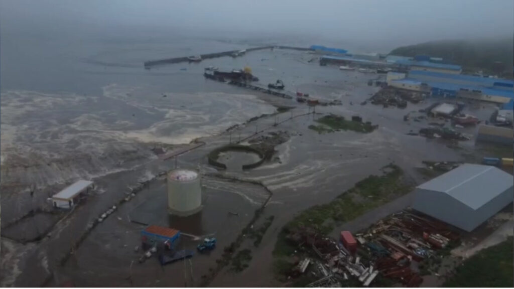 estar siempre preparados para enfrentar estos desafíos naturales. Pie de foto: Las primeras olas de tsunami impactaron en diversas regiones tras el potente terremoto en Kamchatka, Rusia, generando evacuaciones y alertas. Crédito: Getty Images / Anadolu Agency