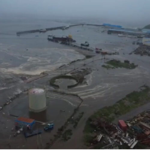 estar siempre preparados para enfrentar estos desafíos naturales. Pie de foto: Las primeras olas de tsunami impactaron en diversas regiones tras el potente terremoto en Kamchatka, Rusia, generando evacuaciones y alertas. Crédito: Getty Images / Anadolu Agency