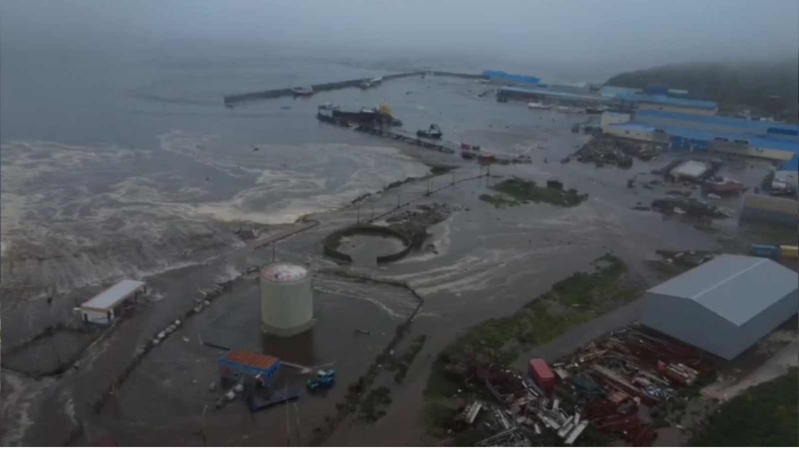 estar siempre preparados para enfrentar estos desafíos naturales. Pie de foto: Las primeras olas de tsunami impactaron en diversas regiones tras el potente terremoto en Kamchatka, Rusia, generando evacuaciones y alertas. Crédito: Getty Images / Anadolu Agency
