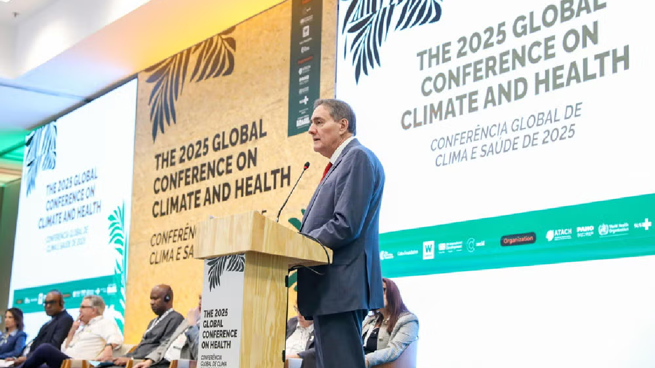 Dr. Jarbas Barbosa en la Conferencia Mundial sobre Clima y Salud 2025, donde alertó sobre las amenazas climáticas a la salud. Foto: PAHO/WHO.